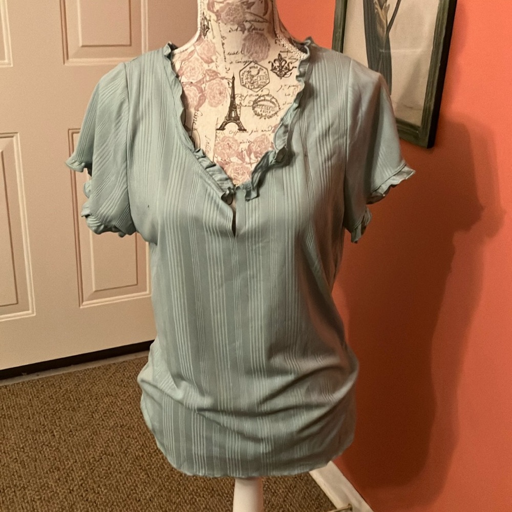 TRUE CRAFT FROM BELK. LIGHT GREEN TOP. SIZE 0X. RUFFLES ON NECK & SLEEVES. NWT